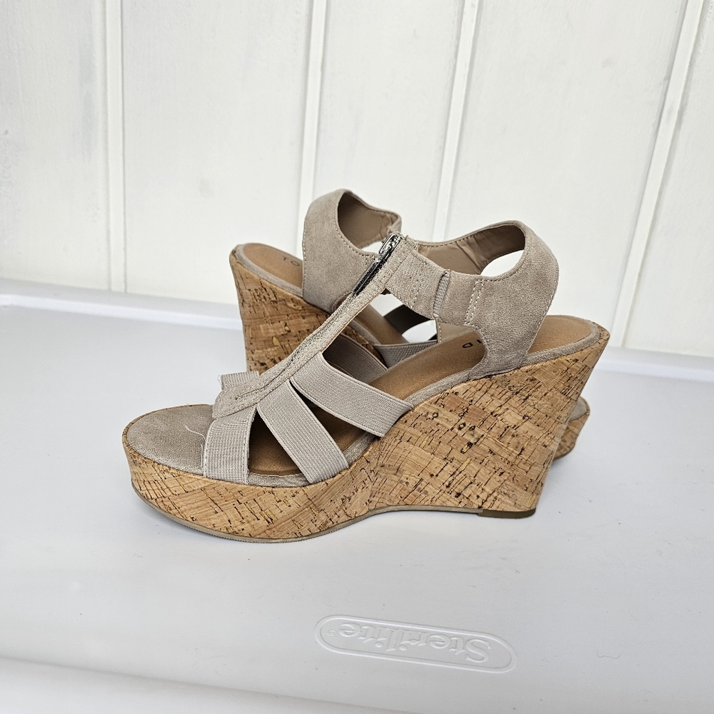 Torrid Plus Size Stretch Front Zip Front Wedge Beige Size 7.5 WW - Picture 5 of 10